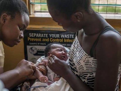 Una enfermera ghanesa del hospital de New Tafo inyecta a un bebé la nueva vacuna de la malaria que se empezó a probar en el país en mayo de 2019.