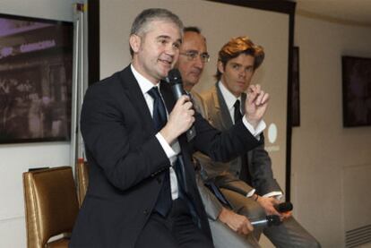 De izquierda a derecha, Lucian Sarb, Philippe Cayla y Michael Peters, directivos de Euronews.