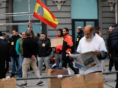 Manifestantes en la carrera de San Jerónimo frente al Congreso de los Diputados.