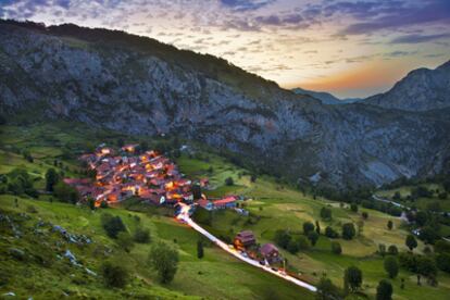 Cantabria promociona este año su red de senderos recién señalizados. En la foto, el pueblo de Bejes, en los Picos de Europa.