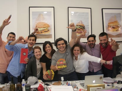 Andoni Goicoechea, dueño de Goiko Grill, junto a parte de su equipo.