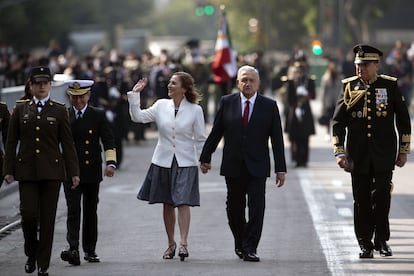 Beatriz Gutiérrez Müller con López Obrador, durante un desfile militar en el Zócalo, en 2021.