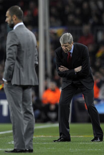 Wenger se desespera en el banquillo del Arsenal mientras Guardiola observa el partido.