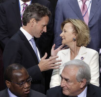 La ministra de Economía, Elena Salgado, habla con el secretario del Tesoro de EE UU, Timothy Geithner, durante la foto de familia en Washington