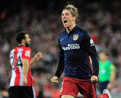 Fernando Torres (derecha) celebra su gol durante un partido de Liga, el 20 de abril de 2016.