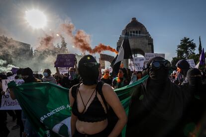 Cientos de jóvenes protestan contra la violencia machista en Ciudad de México, el 25 de noviembre de 2020. Si hay un lugar en el mundo donde la protesta feminista del Día Internacional de la Violencia contra la Mujer tiene más sentido es México, un país que registra más de 100 asesinatos al día.