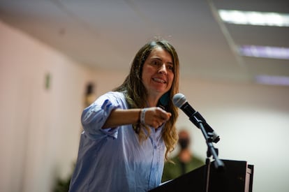 La senadora Paloma Valencia habla durante una reunión del partido político Centro Democrático, el pasado marzo.
