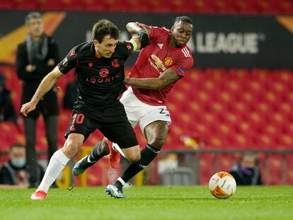 Oyarzabal regatea a Wan-Bissaka durante el partido de vuelta de dieciseisavos de la Europa League en Old Trafford este jueves.