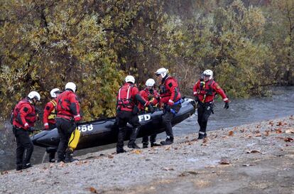 Un equipo de rescate carga su lancha cerca del Lago Balboa, Los Ángeles, el 9 de enero de 2018. Familias han tenido que ser rescatadas de las inundaciones provocadas por las fuertes lluvias y por el lodo. 