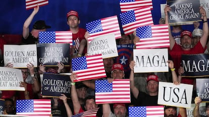 Tagann daoine os comhair an Uachtaráin Donald Trump ag seinm don chéad 100 lá i lár na gcoláistí spóirt i gceantar MKUB an 29 Aibreán, 2025 i Warren, Michigan