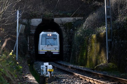 Un tren de Cercanías llega a la estación de la localidad cántabra de Virgen de la Peña.