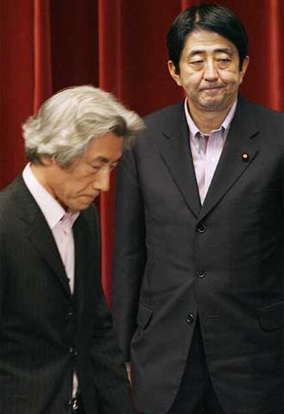 Junichiro Koizumi y su sucesor, Shinzo Abe, el pasado 19 de junio tras una rueda de prensa en Tokio.