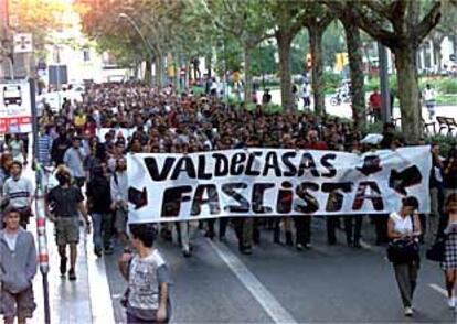 Manifestación ayer en Barcelona para pedir la puesta en libertad de los okupas detenidos.