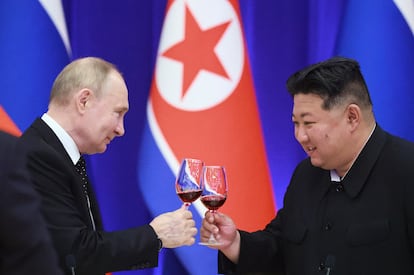 Putin (a la izquierda) y Kim brindan durante una recepción de estado en nombre del líder norcoreano en la Casa de Recepción de Pyongyang.
