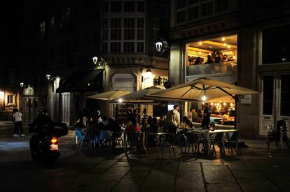 Varias personas en la terraza de un bar de Ourense, Galicia, el pasado sábado.