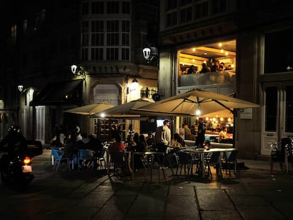 Varias personas en la terraza de un bar de Ourense, Galicia, el pasado sábado.