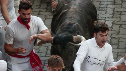 Varios mozos son perseguidos durante el segundo encierro de los Sanfermines, protagonizado por la ganadería de los Herederos de José Cebada Gago, de Medina Sidonia (Cádiz), este lunes en Pamplona.