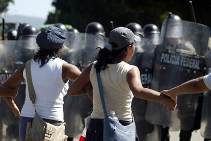 La Policía Federal Preventiva (PFP) ha tomado la ciudad de Oaxaca sin apenas incidentes mientras miles de manifestantes convocados por la Asamblea Popular de los Pueblos de Oaxaca (APPO) recorrían las calles de la ciudad para mostrar su rechazo a la entrada de los efectivos federales. Activistas de derechos humanos presentes han denunciado varios registros extrajudiciales realizados por la PFP y al menos una detención.