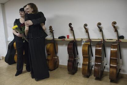 Miembros de la Orquesta Filarmónica de Novosibirsk se felicitan tras un concierto.
