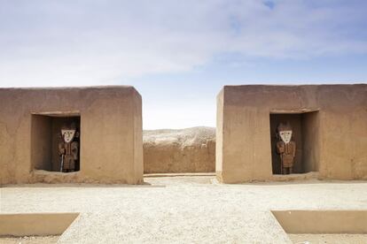 La capital del antiguo reino chimú, Chan Chan, fue una de las más grandes poblaciones de la América precolombina. Esta maravillosa ciudad de adobe nació a mediados del siglo IX y alcanzó su clímax poco antes de que sus 30.000 habitantes cayeran ante los incas en 1470. La Unesco dio la alarma en 1986, pero el yacimiento sigue bajo amenazas continuas: la corriente de El Niño causa tornados e inundaciones y los saqueadores desvalijan las ruinas.