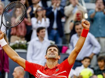Djokovic celebra su triunfo contra Tsitsipas en Madrid.