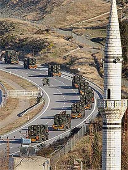 Un convoy militar holandés, que transporta misiles Patriot, ayer cerca de la ciudad turca de Dontyol.