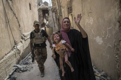 Una mujer sostiene a una niña herida mientras las fuerzas iraquíes continúan su avance contra los militantes del Estado Islámico en la ciudad vieja de Mosul (Irak), el 3 de julio de 2017.