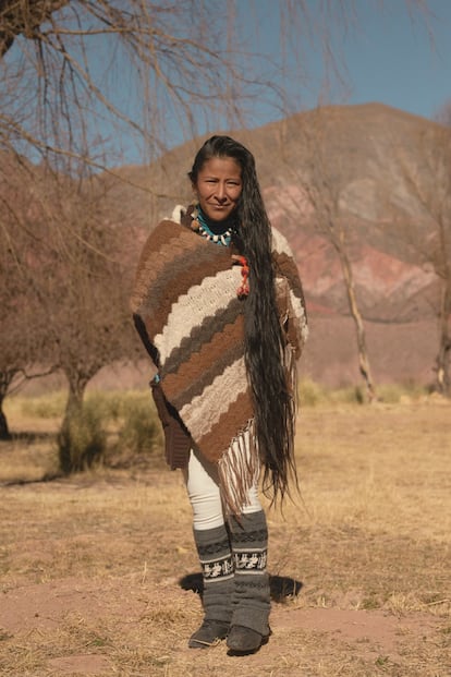 Noemí Ivone Martínez es curandera y chamán en Jujuy, al norte de Argentina. Comparte sus saberes ancestrales, planta y recoge hierbas, y se siente muy orgullosa de sus orígenes. "Juntamos en un mismo punto a todas las mujeres que fotografiamos en Argentina y Noemí se encargó de hacer un ritual muy especial que ofreció a la Pachamama del que no pudimos hacer fotos para respetar el momento sagrado". Con su fotografía y la invocación a todos los elementos de la Madre Tierra acabó el periplo de 15 días en cuatro países y con cien mujeres del mundo rural.