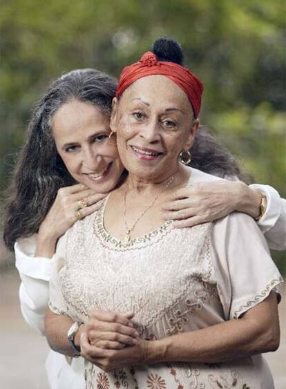 La cantante cubana Omara Portuondo (delante) y la brasileña Maria Bethânia.