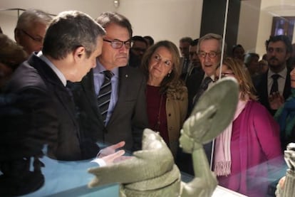 Artur Mas, acompañado por su mujer, Helena Rakosnik, durante la inauguración del Museo de Culturas del Mundo, en Barcelona.