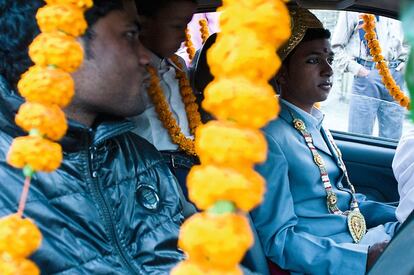 Un muchacho de 14 años, de camino hacia su enlace con una niña de 11 años en la localidad nepalesa de Janakpur.
