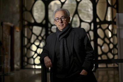 El neurólogo Antonio Damasio en La Pedrera, el edificio construido por Antoni Gaudí en Barcelona