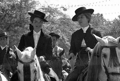 Jacqueline Kennedy visita la Feria de Abril de Sevilla en 1966 acompañada de la duquesa de Alba.