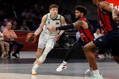 Kyle Guy con el balón ante Markus Howard durante el primer partido de los cuartos de final de la ACB, en el Fernando Buesa Arena, este sábado.