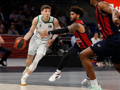 Kyle Guy con el balón ante Markus Howard durante el primer partido de los cuartos de final de la ACB, en el Fernando Buesa Arena, este sábado.