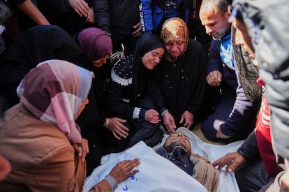 Familiares de Ahmed Al Shaer, muerto por las bombas israelíes, lloran junto a su cuerpo, este domingo en Khan Younis, en Gaza.