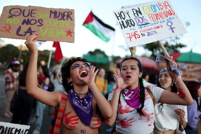 Mujeres gritan consignas en las calles de Bogotá. 