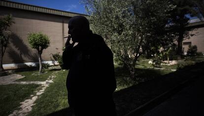 Un preso fumando en la cárcel de Quatre Camins.