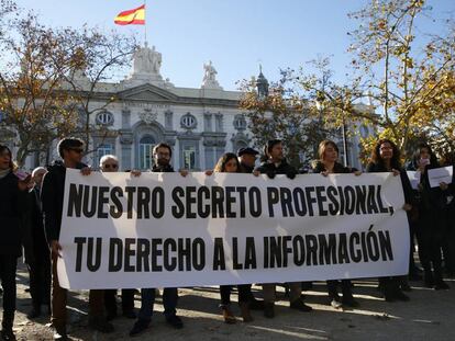 Protesta frente al Tribunal Supremo de Madrid contra el ataque a la libertad de prensa.