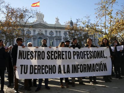 Protesta frente al Tribunal Supremo de Madrid contra el ataque a la libertad de prensa.