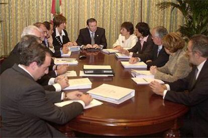 Ibarretxe y los miembros de su Gobierno, reunidos en Ajuria Enea.