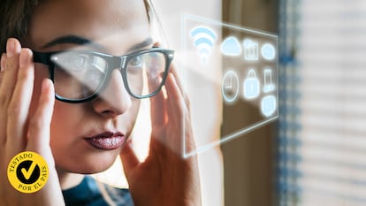 Una mujer con unas gafas inteligentes puestas.
