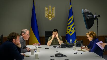 El presidente de Ucrania, Volodímir Zelenski, con los periodistas Jeff Goldberg y Anne Applebaum, en Kiev en abril de 2022.