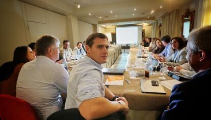 Albert Rivera reunido con miembros de Ciudadanos en el Parador de Avila.