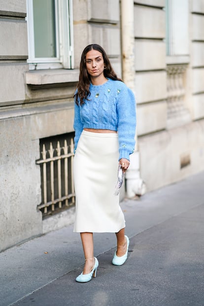 COLOR DE VERANO EN PLENO OTOÑO


¿De verdad funciona? De verdad funciona. Fíjate si no en algunas de las prescriptoras más influyentes en la moda, como Erika Boldrin (en la foto), que acierta y gana al elegir un dos tonos tan luminosos como el azul cielo o el blanco para un estilismo de pleno otoño. Llévalos en un conjunto muy sobrio: no falla.