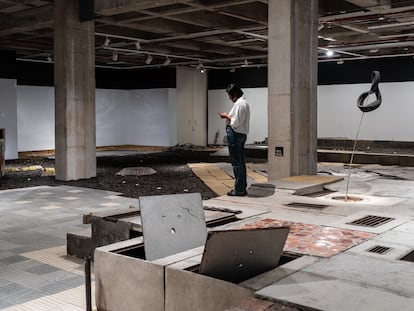Una mujer recorre la instalación El Hueco, en la Galería Santa Fe, en Bogotá.