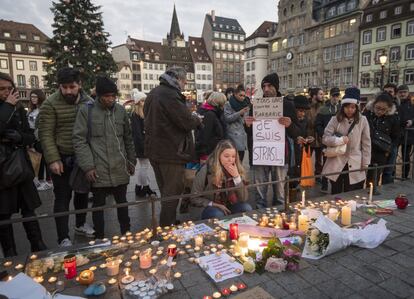 Un grupo de personas encienden velas como tributo a las víctimas, el 12 de diciembre de 2018. 