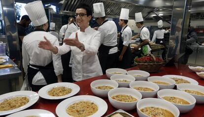 Ruscalleda con su equipo preparando uno de los últimos servicios