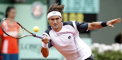 David Ferrer golpea la bola ante Marcel Granollers.