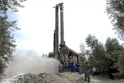 El agua brota a presin de 450 metros bajo tierra, el viernes en un sondeo en un olivar de Ibros (Jan).